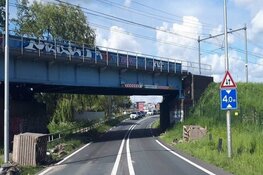 Te hoog beladen wagen ramt spoorbrug N242