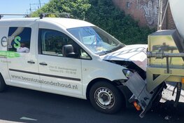 Vrachtwagen klem onder viaduct, auto klapt achterop
