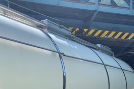 Vrachtwagen klem onder viaduct, auto klapt achterop