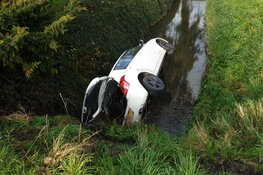 Moeder en dochter geraken met auto in sloot Noord-Scharwoude