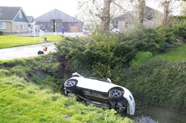 Moeder en dochter geraken met auto in sloot Noord-Scharwoude