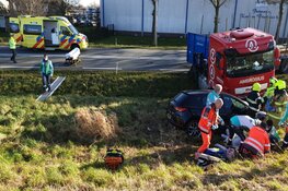Zware crash tussen vrachtwagen en auto op N242