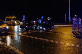 Vier auto&#39;s betrokken bij botsing op kruising, één gewonde