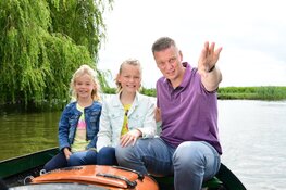 Lekker fluisterend varen door het Rijk der Duizend Eilanden. Huur een fluisterboot bij Museum BroekerVeiling!