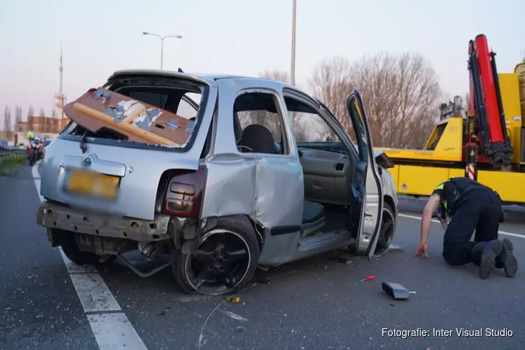 Auto knalt tegen vangrail langs N242, twee gewonden