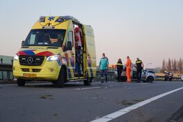 Auto knalt tegen vangrail langs N242, twee gewonden