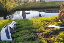 Auto te water langs N242 in Heerhugowaard