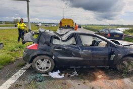 Auto meerdere keren over de kop op N242