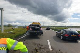 Auto meerdere keren over de kop op N242