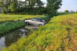 Hulpdiensten groots uitgerukt voor auto te water in Oudkarspel, geen bestuurder aangetroffen