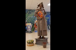 Levende standbeelden veroveren de harten van het winkelend publiek!