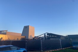 Ravage na brand bij Heerhugowaardse autospuiterij bij daglicht goed zichtbaar