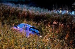 Auto uit de bocht bij afrit N242