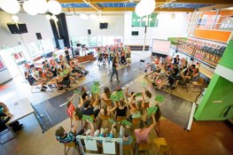 Scholieren Zuid-Scharwoude in debat over verkeersveiligheid en afleiding in het verkeer