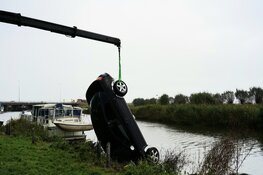Auto te water langs Huygendijk, handrem vergeten
