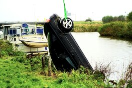 Auto te water langs Huygendijk, handrem vergeten
