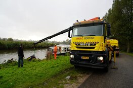 Auto te water langs Huygendijk, handrem vergeten