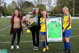 Daphne van Domselaar schenkt shirt Nederlands elftal aan LSVV
