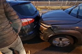 Kettingbotsing en klapband vrachtwagen zorgen voor veel vertraging.
