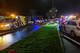 Auto crasht tegen boom in Heerhugowaard, twee gewonden