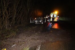 Auto total-loss na glijpartij langs N245