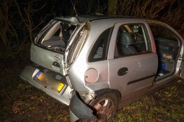 Auto total-loss na glijpartij langs N245