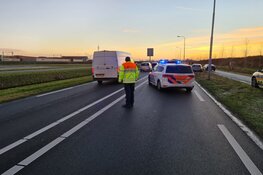 Auto botst achter op bestelbus op N242