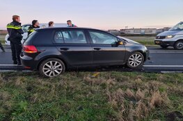 Auto botst achter op bestelbus op N242