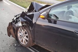 Auto botst achter op bestelbus op N242