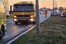 Auto botst achter op bestelbus op N242