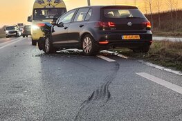 Auto botst achter op bestelbus op N242