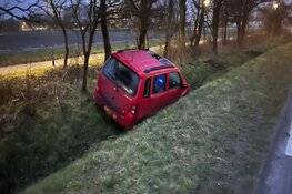 Auto belandt in greppel door harde windvlaag