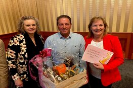 Burgemeester Rehwinkel roept Irma Kreuning-Smit en Erwin Kreuning uit tot Orakel van Dijk en Waard!