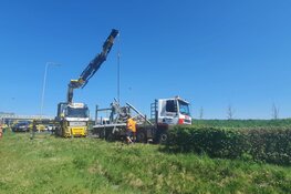 Vrachtwagen rijdt tegen spoorviaduct in Heerhugowaard