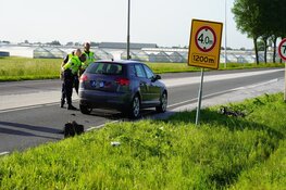 Fietser zwaargewond na aanrijding op N242
