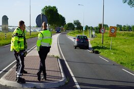 Fietser zwaargewond na aanrijding op N242