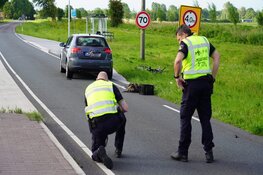 Fietser zwaargewond na aanrijding op N242