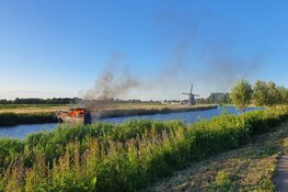 Brandende boot vaart zonder opvarenden