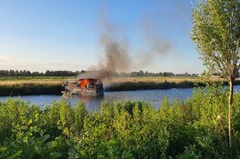 Brandende boot vaart zonder opvarenden