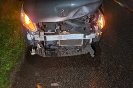 Bestuurder bestelbus op de vlucht na botsing in Oudkarspel