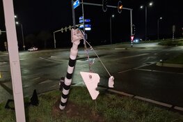 Bestuurder bestelbus op de vlucht na botsing in Oudkarspel