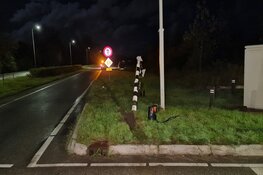 Bestuurder bestelbus op de vlucht na botsing in Oudkarspel