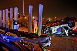 Auto crasht op N242, bestuurder mogelijk onder invloed