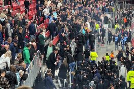 AZ - West Ham United in slotminuten ontsierd door supportersrellen