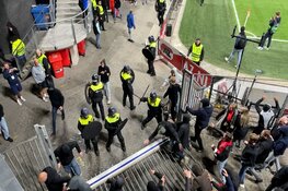 AZ - West Ham United in slotminuten ontsierd door supportersrellen