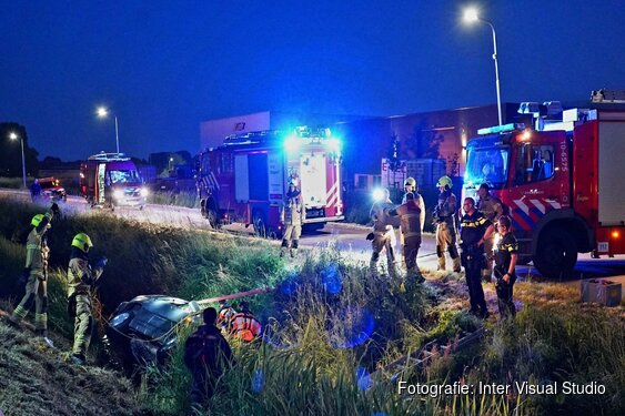 Auto te water in Oudkarspel, bestuurder gewond