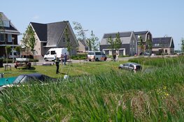 Auto rolt te water in Zuid-Scharwoude