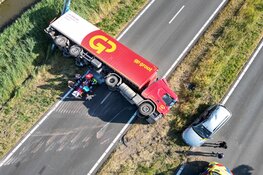 Vrachtwagen kantelt bij ongeval en verspert N242