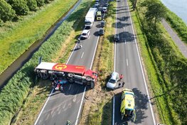 Vrachtwagen kantelt bij ongeval en verspert N242