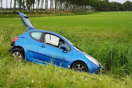 Auto te water langs N245 bij Noord-Scharwoude